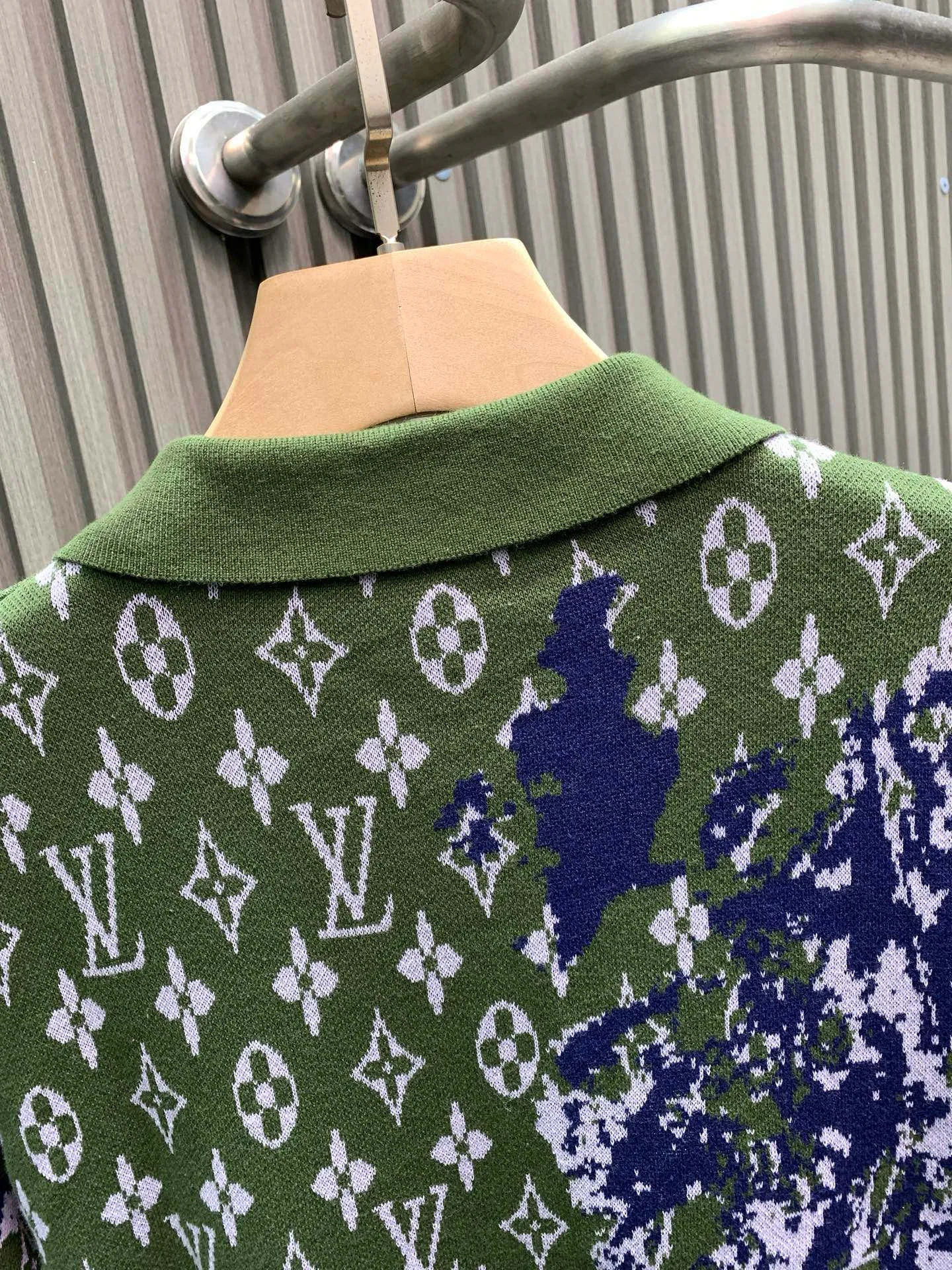 🅿️410 🀄️ Louis Vuitton Louis Vuitton 25* letter pullover long-sleeved Polo collar sweater. Irregular blue embroidery on the chest and back highlights the layering of the entire dress. 🔥Freshly released. The green jacquard texture interprets the full Rainbow Monogram pattern. The effect is like a gradient color painted with colored pencils. The effect creates a vintage look. Made of 100% cotton. New multi-color double-layer jacquard technology. The jacquard yarn on the back and the contrast-dyed jacquard denim create a jacquard effect combined with an old-fashioned effect. It has a strong texture and a nostalgic atmosphere.